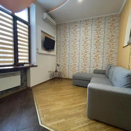 затишні в центрі біля пл ринок *