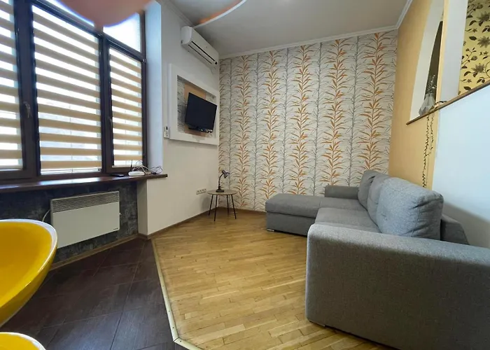 затишні в центрі біля пл ринок *